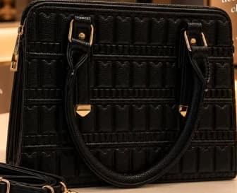 Bolsa preta texturizada com alças e detalhes dourados